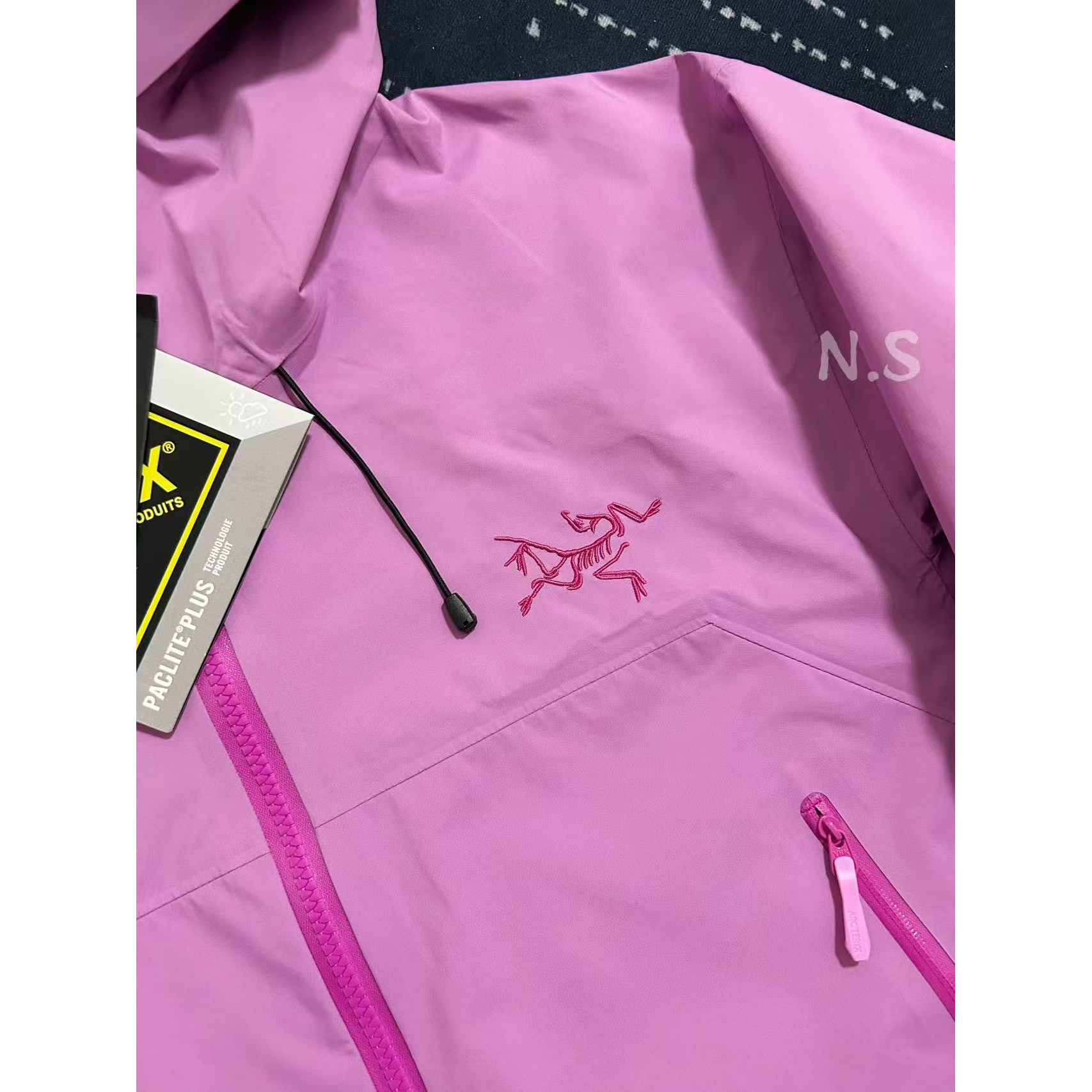 <p>Arc'teryx Beta系列 SL GORE-TEX 硬壳刺绣连帽防水防风透气冲锋衣 (晨曦粉)</p>