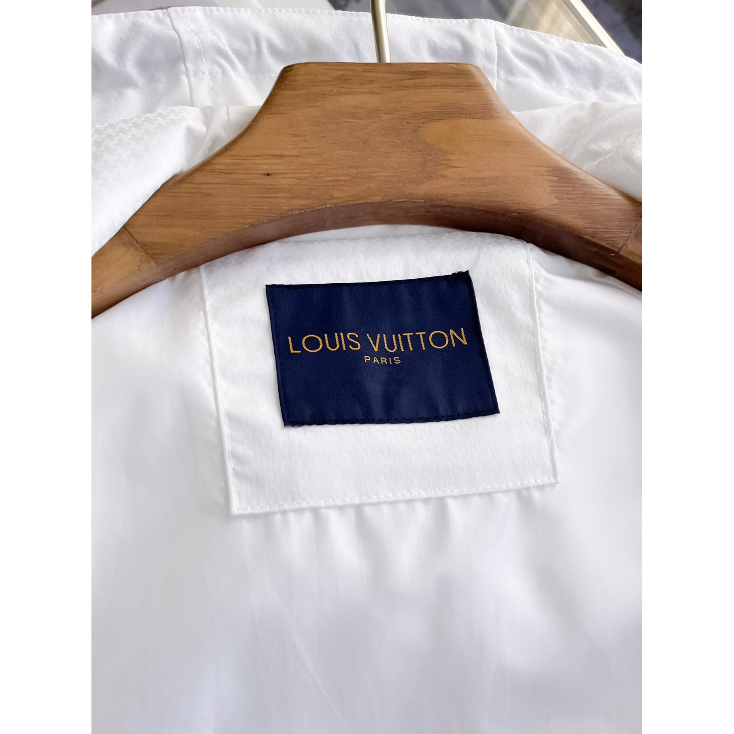 <p>LV 男士夹克外套(白)</p>