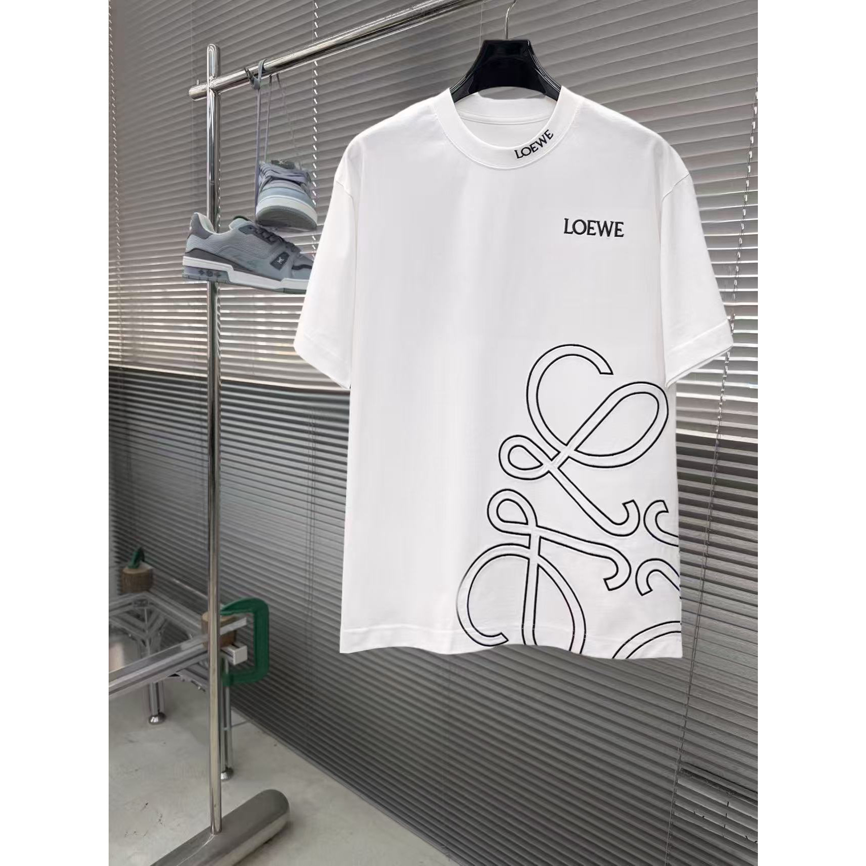 <p>LOEWE&nbsp;专柜新款短袖T恤(白)</p>