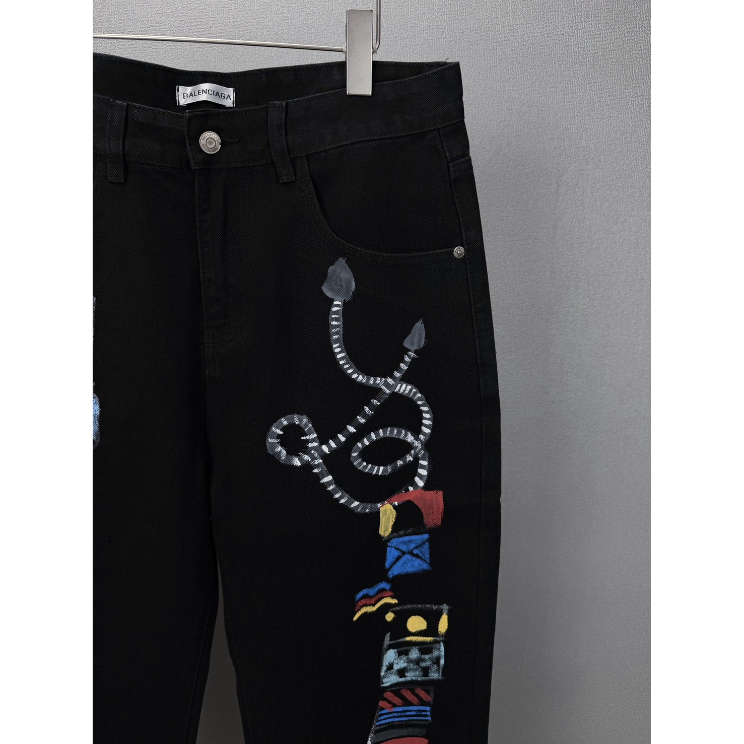 <p>Balenciaga 钥匙扣挂件彩色涂鸦情侣款水洗宽松牛仔裤</p>