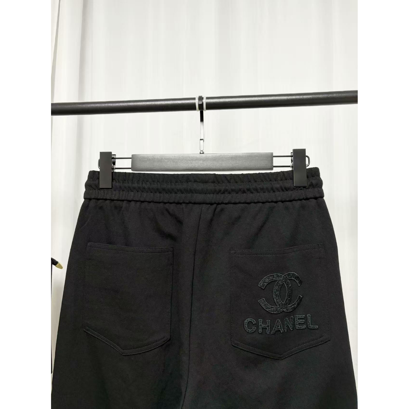 <p>Chanel 休闲长裤(黑)</p>