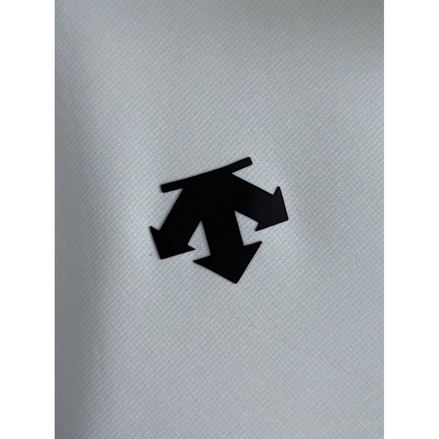 <p>Descente 软壳加薄绒冲锋衣(米白灰)</p>