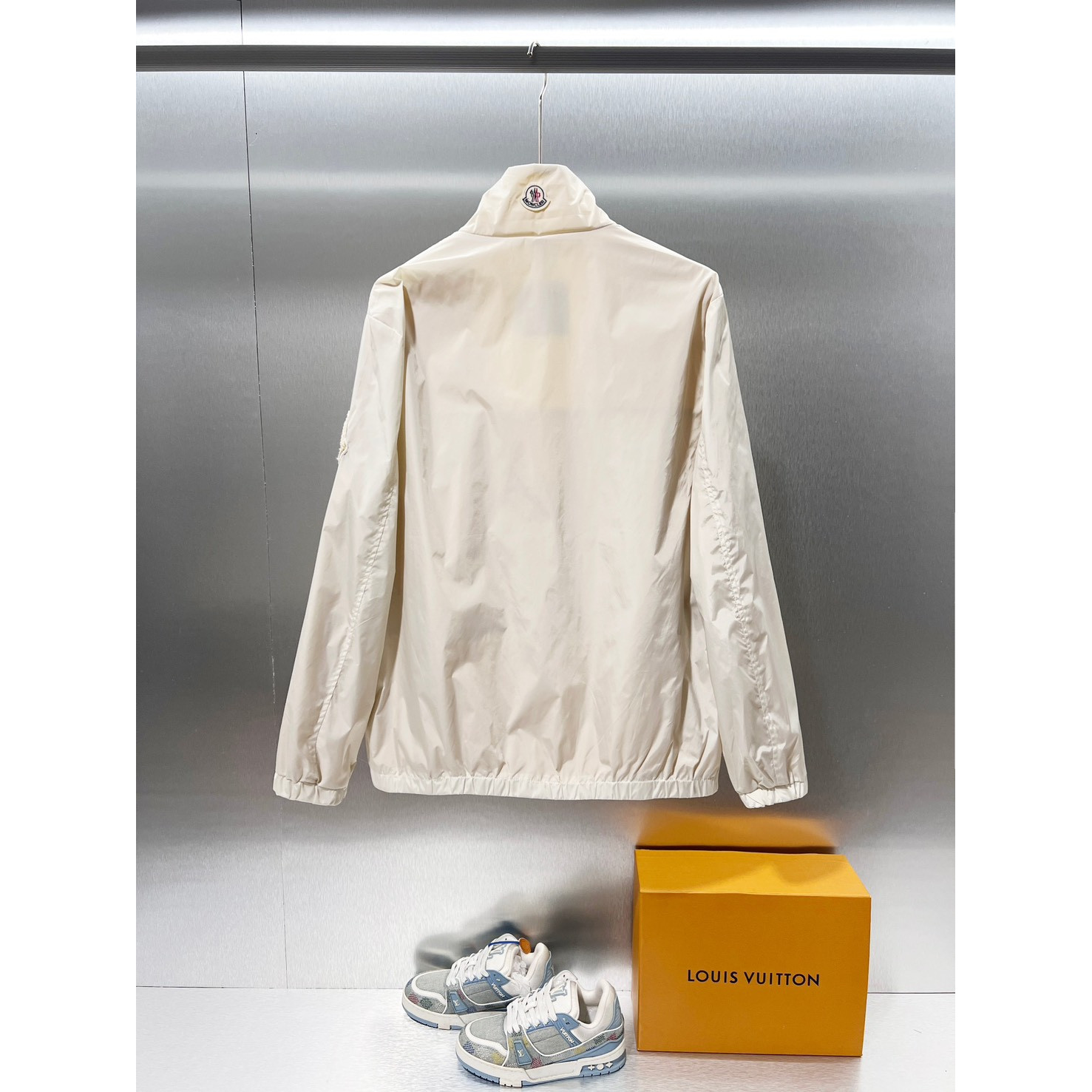 <p>MONCLER&nbsp;夹克外套(杏)</p>