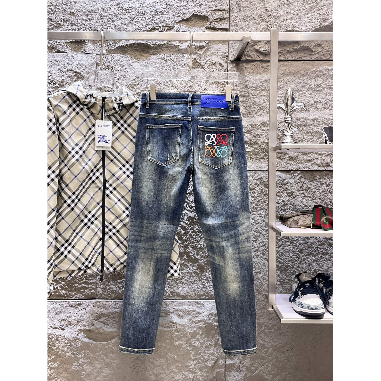 <p>LOEWE&nbsp;高端牛仔裤</p>