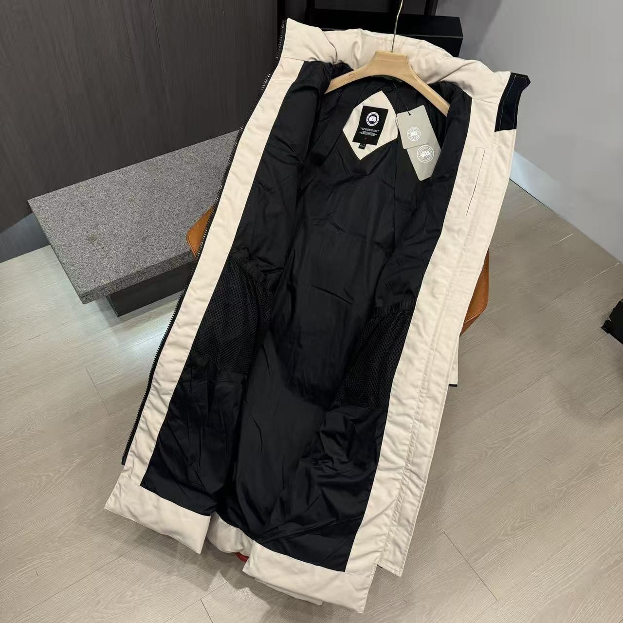 <p>Canada Goose 可拆卸兜帽全長款羽绒服(卡其)</p>