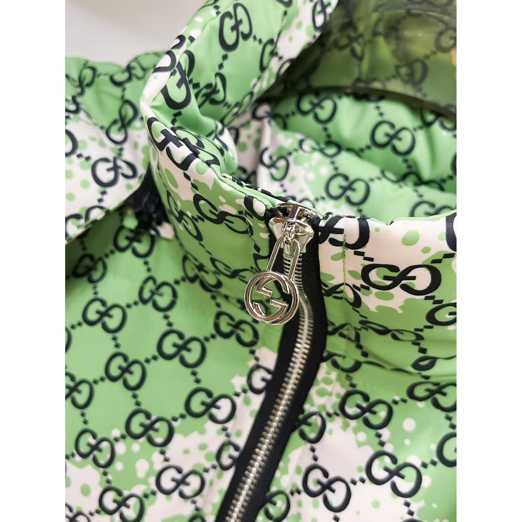 <p>GUCCI 秋冬新款羽绒服(綠)</p>