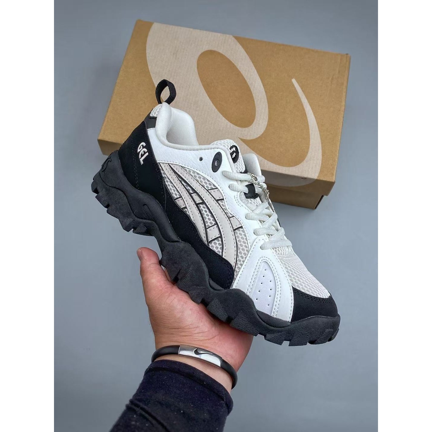 <p>ASICS 休闲透气专业跑鞋&nbsp;</p>