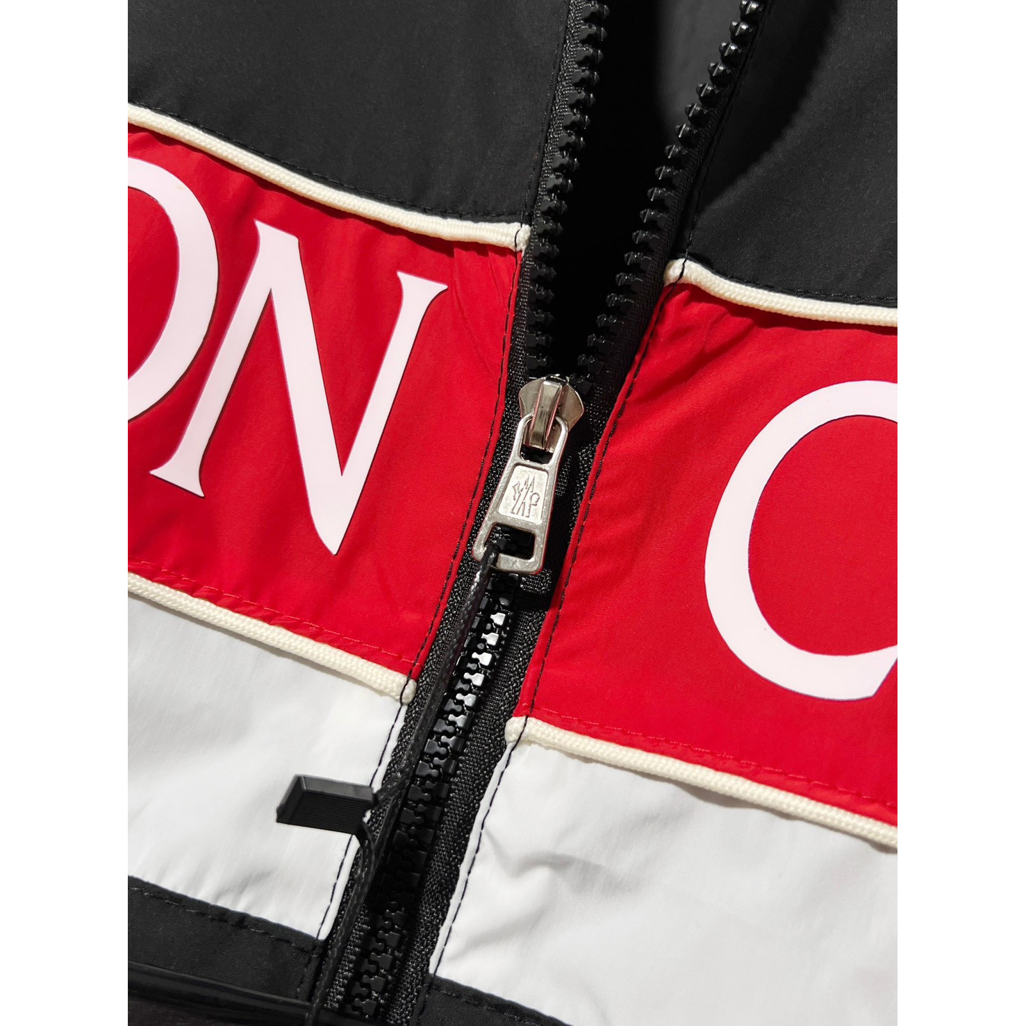 <p>MONCLER&nbsp;夹克外套(黑)</p>