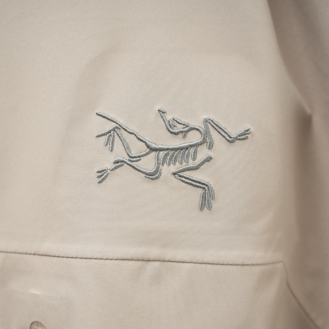 <p>ARC'TERYX &nbsp;BETA SV JACKET 增强防水防风连帽硬壳外套(卡其色)&nbsp;</p>
