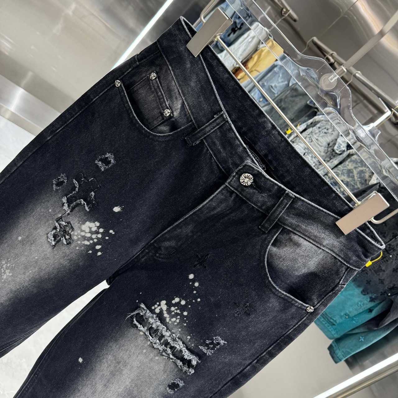 <p>CHROME HEARTS 十字架磨破牛仔裤(黑)</p>