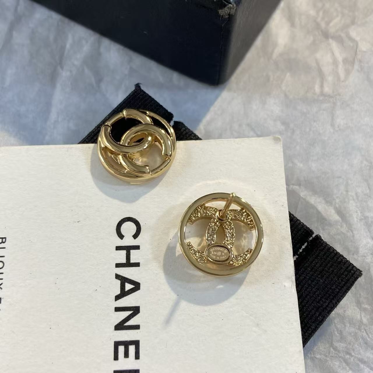 <p>CHANEL&nbsp;镂空圆形双C耳钉</p>