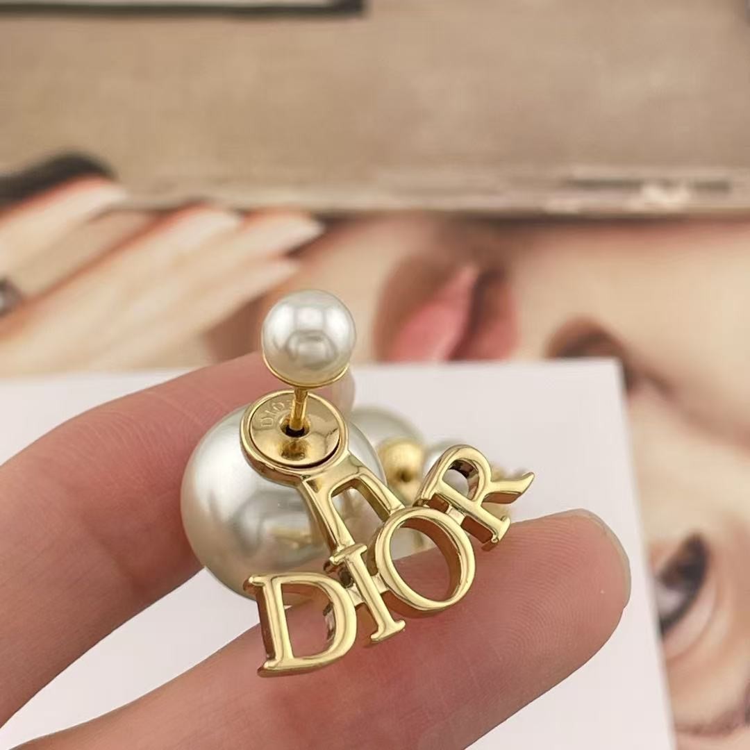 <p>DIOR&nbsp;字母双珠耳钉</p>