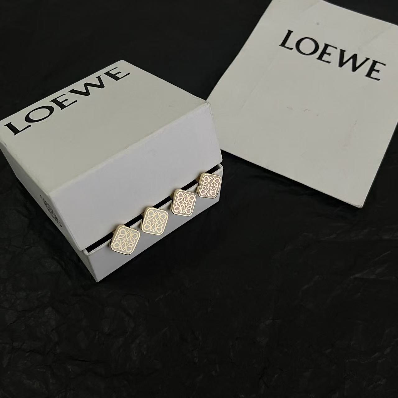 <p>L0EWE 耳钉</p>