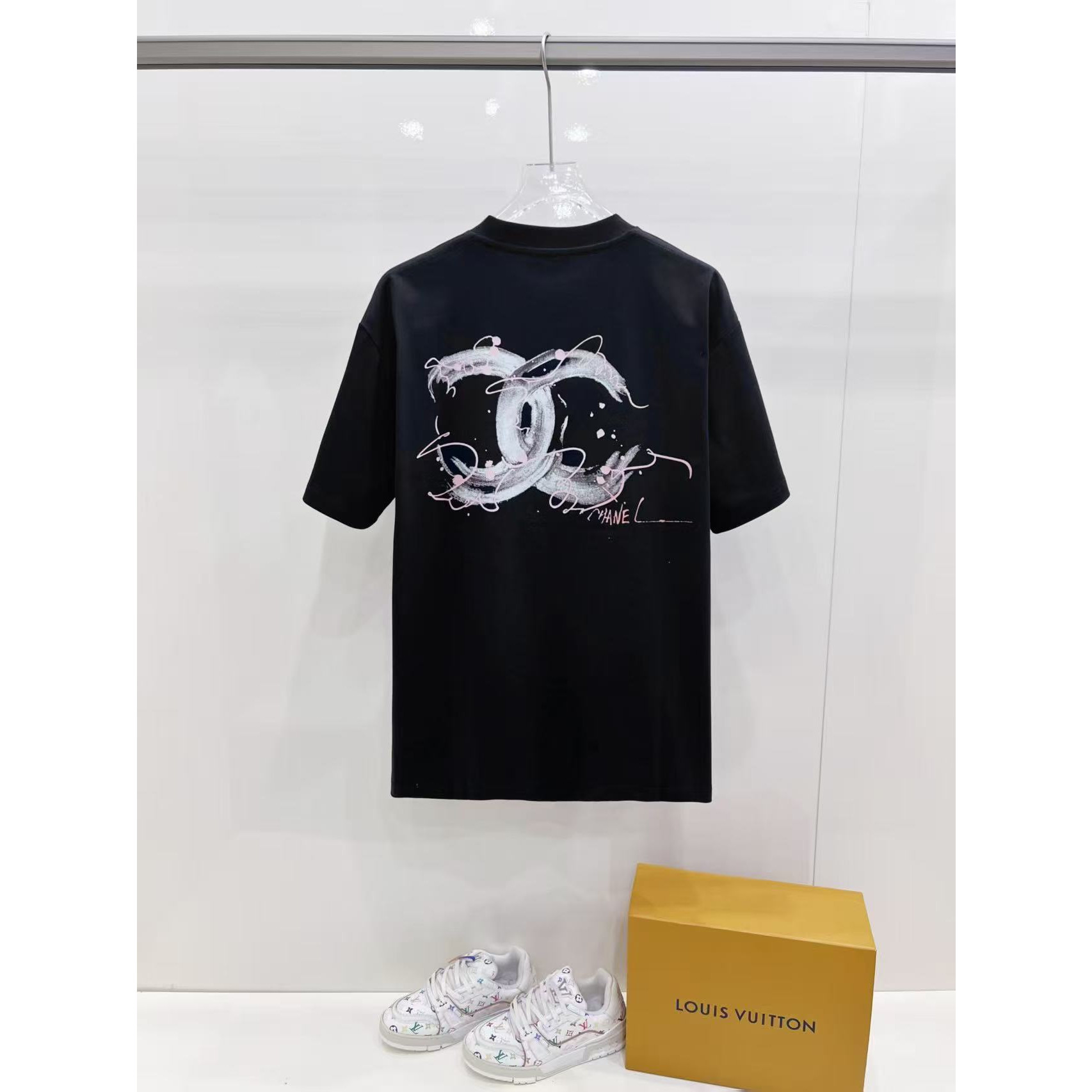 <p>CHANEL 短袖圆领T恤(黑)</p>