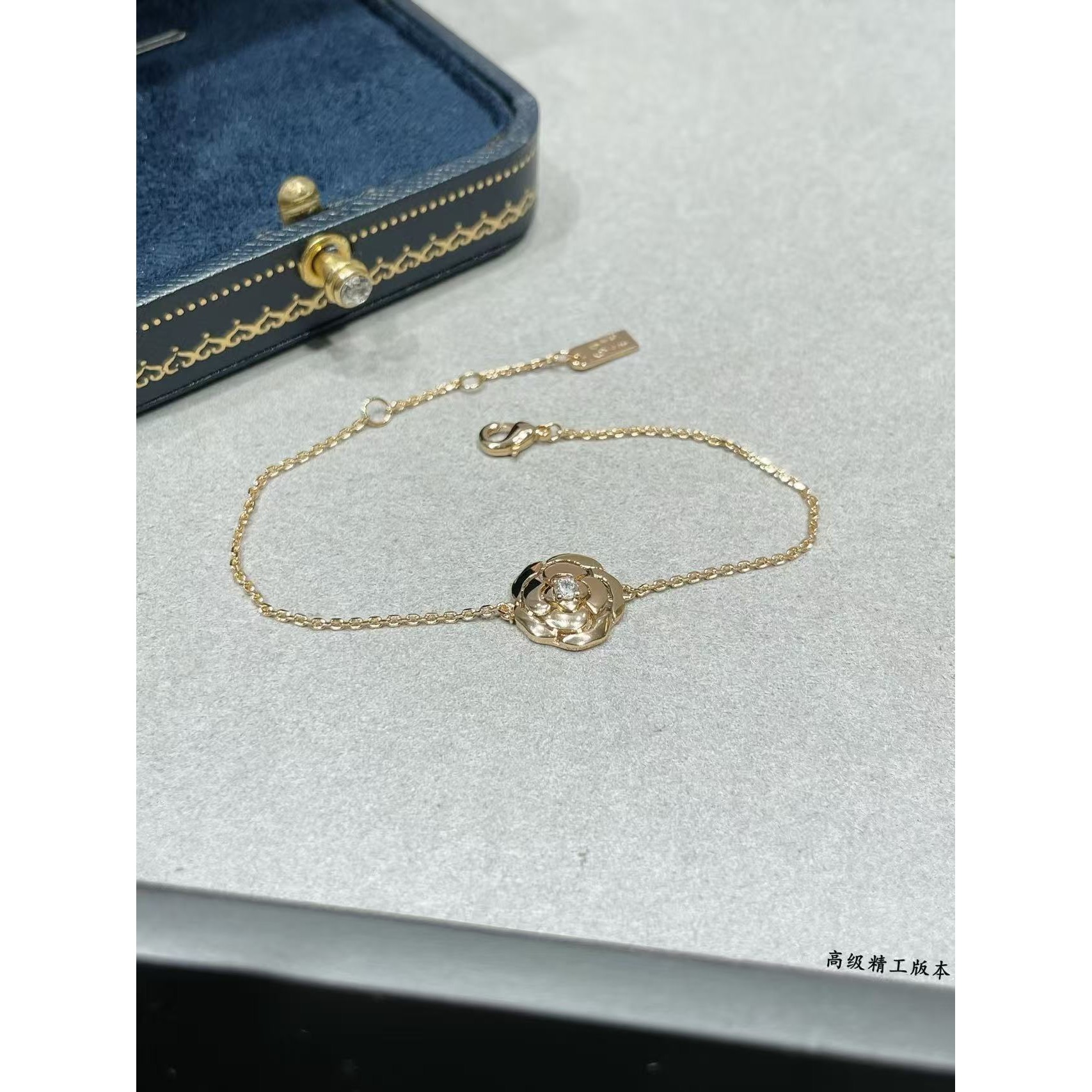 <p>CHANEL&nbsp;光金茶花手链</p>
