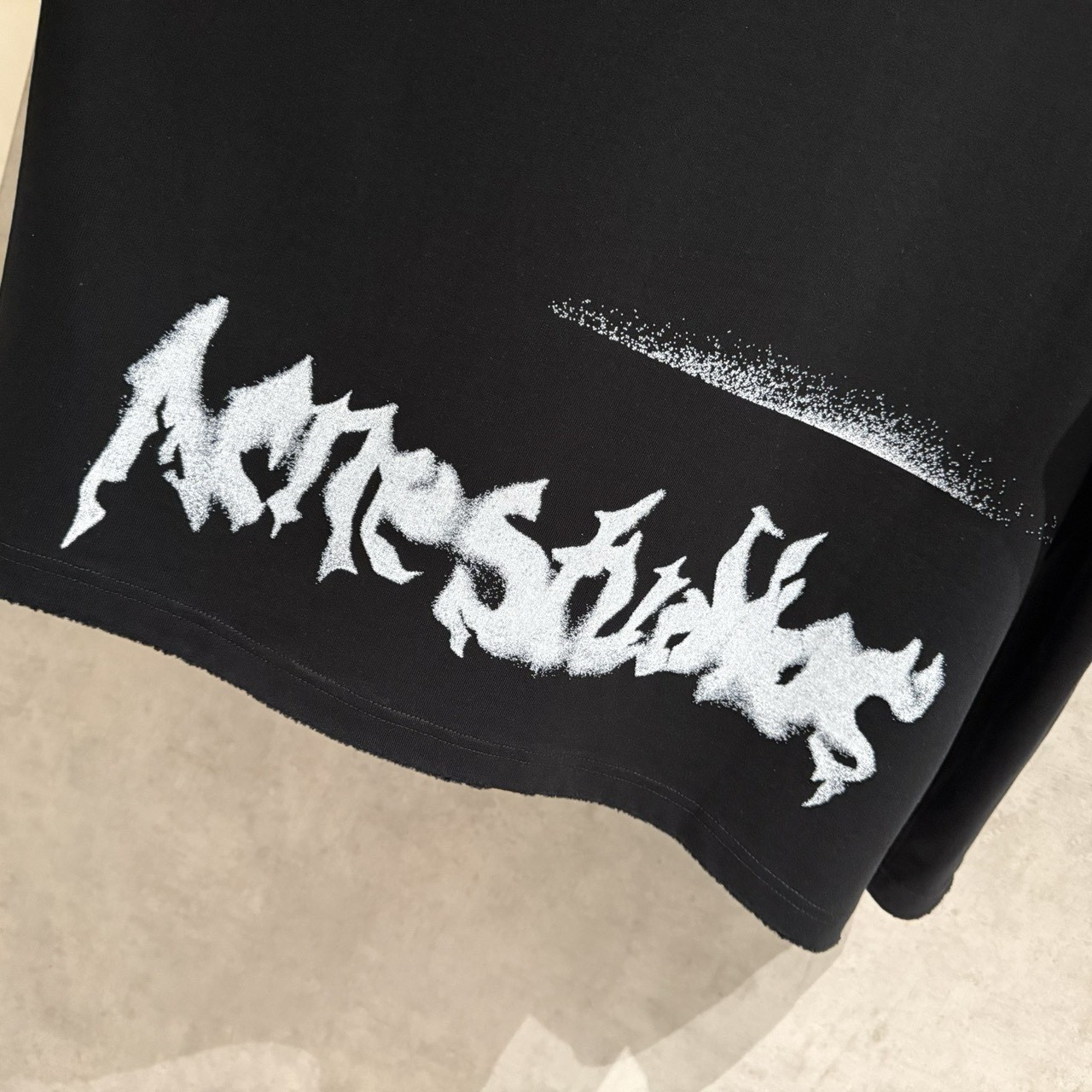 <p>ACNE&nbsp;长袖T恤(黑B15)</p>