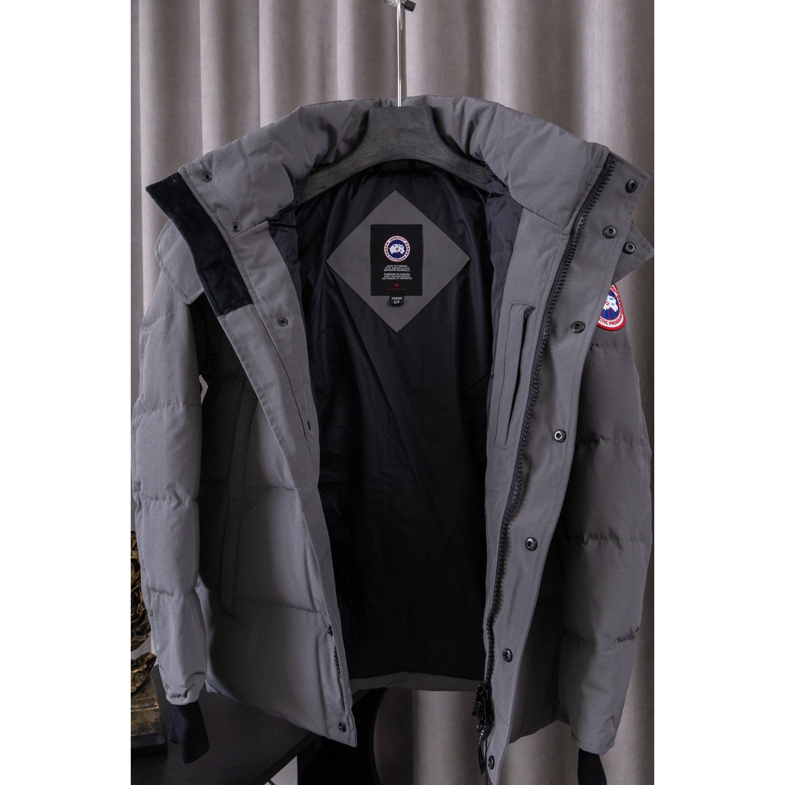 <p>Canada Goose 顶级狼毛Wyndham 2048M 29款 系列派克大衣羽绒服(灰色红标)</p>