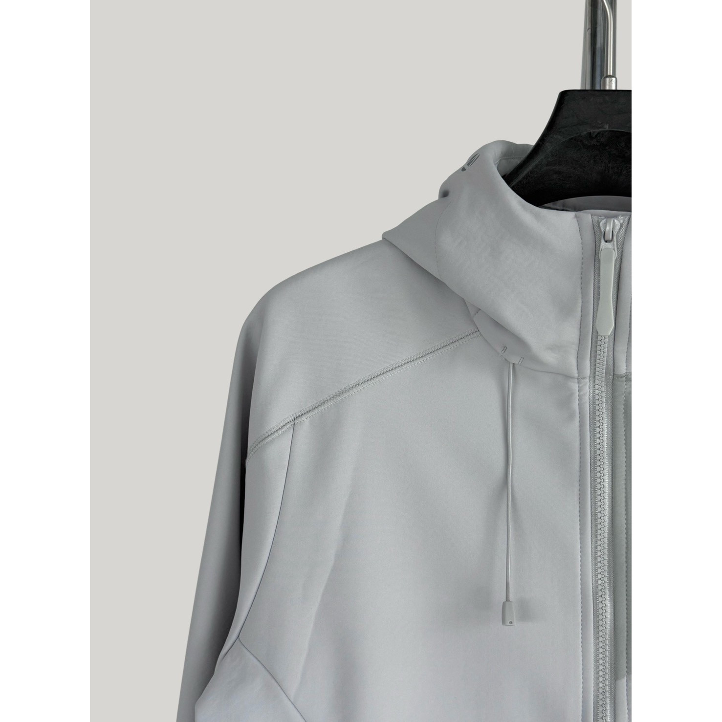 <p>Arc'teryx 软壳加薄绒冲锋衣(米白灰)</p>

<p>&nbsp;</p>

<p>&nbsp;</p>