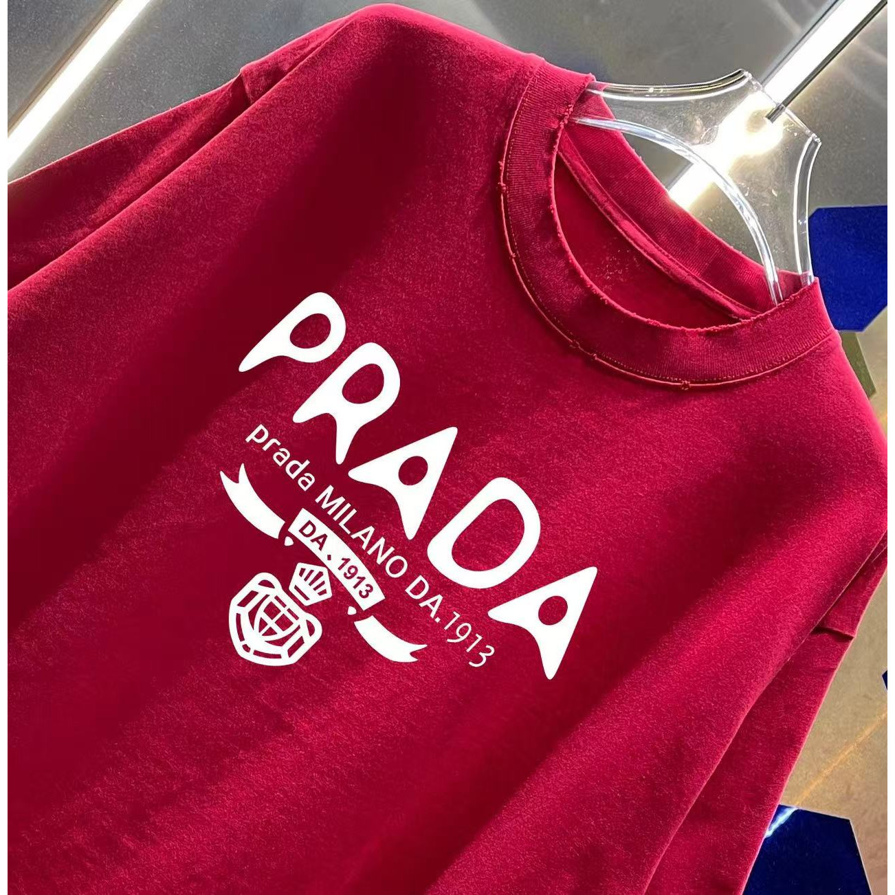 <p>PRADA 洗水磨破短袖T恤(洗水紅)</p>