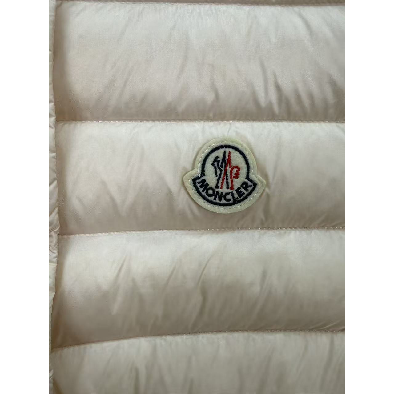 <p>Moncler Liane女士立领羽绒服(粉)</p>
