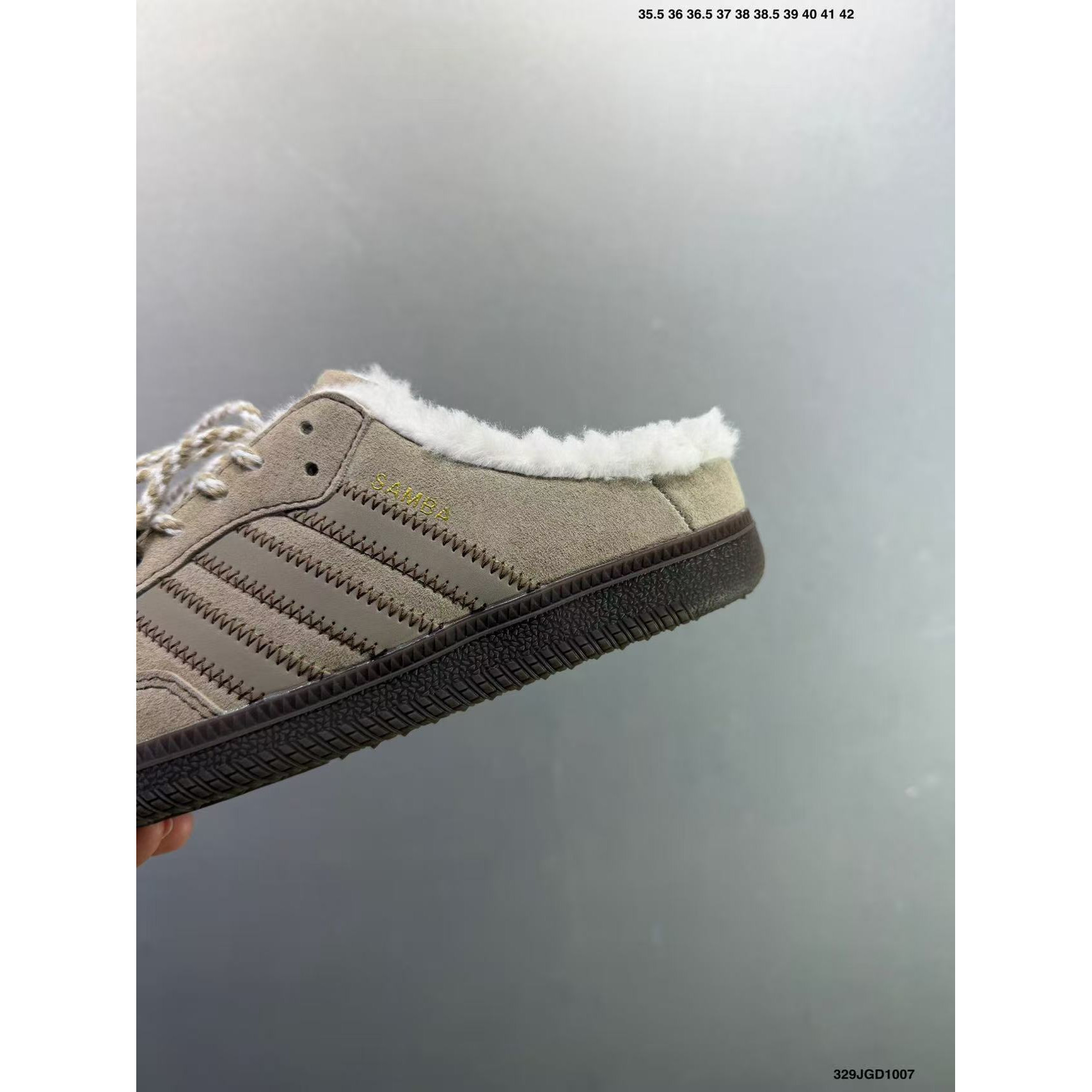 <p>Adidas Originals Samba OG Mule 休闲拖鞋(灰)</p>