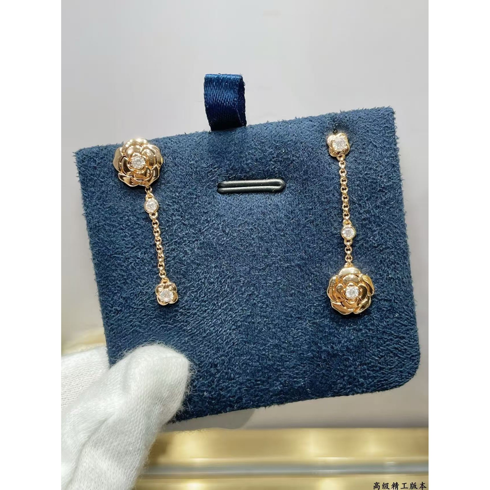 <p>CHANEL&nbsp;AB款茶花吊链耳钉</p>