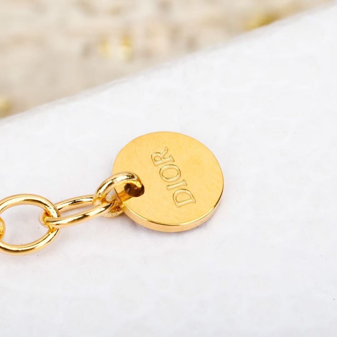 <p>DIOR&nbsp;镂空多星草手链</p>
