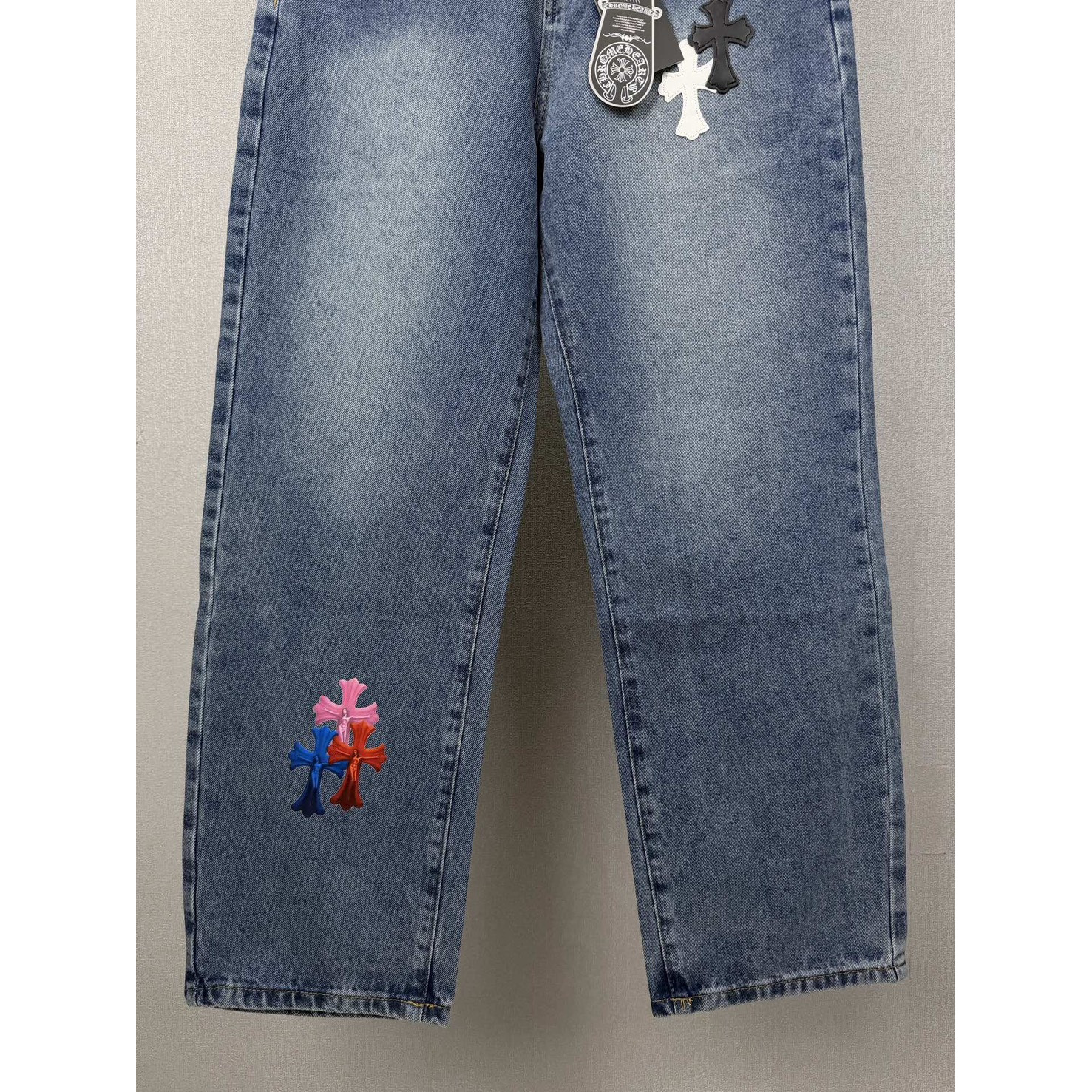 <p>CHROME HEARTS 彩色十字架印花情侣款水洗宽松牛仔裤</p>