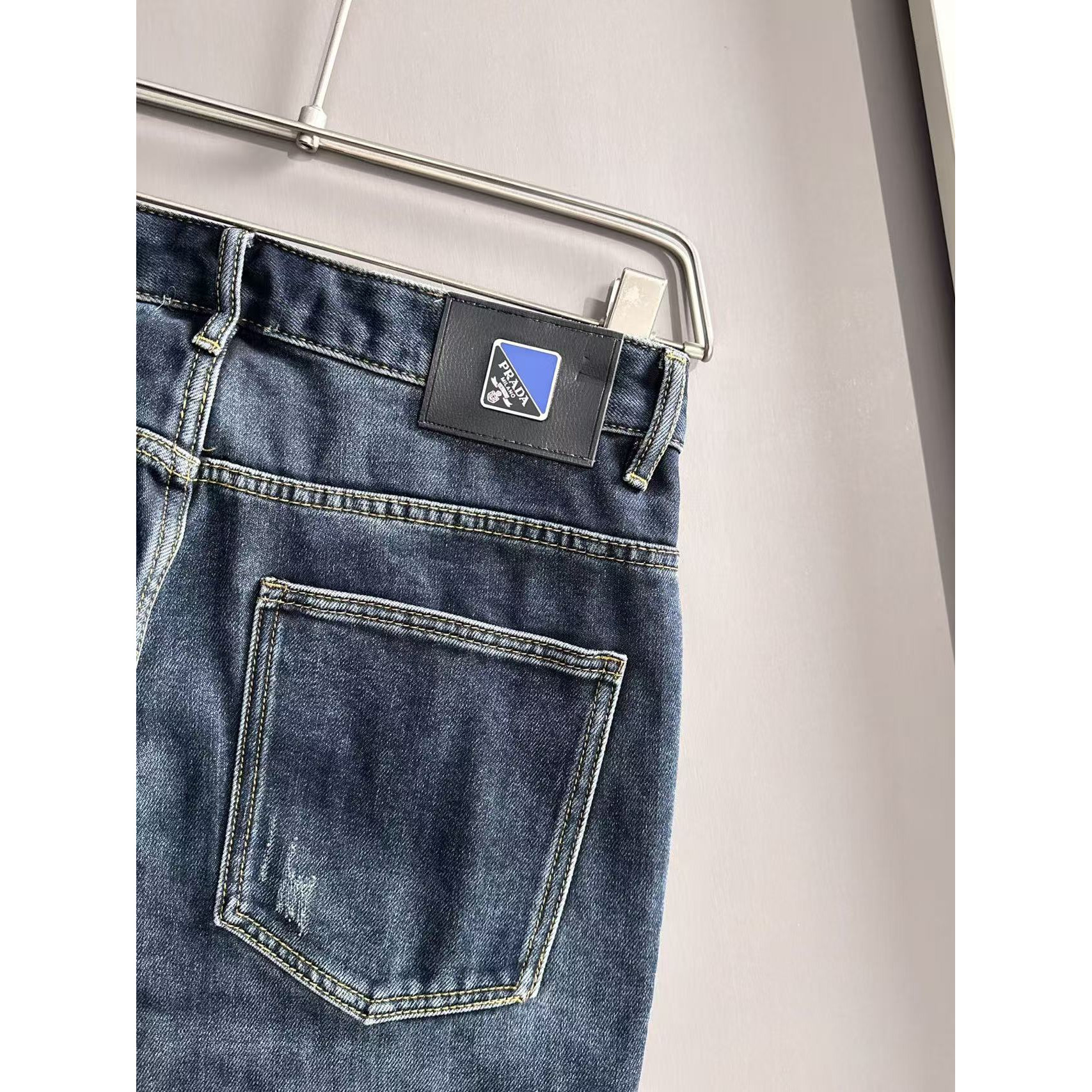<p>PRADA&nbsp;四季款经典牛仔裤直筒长裤(藍)</p>