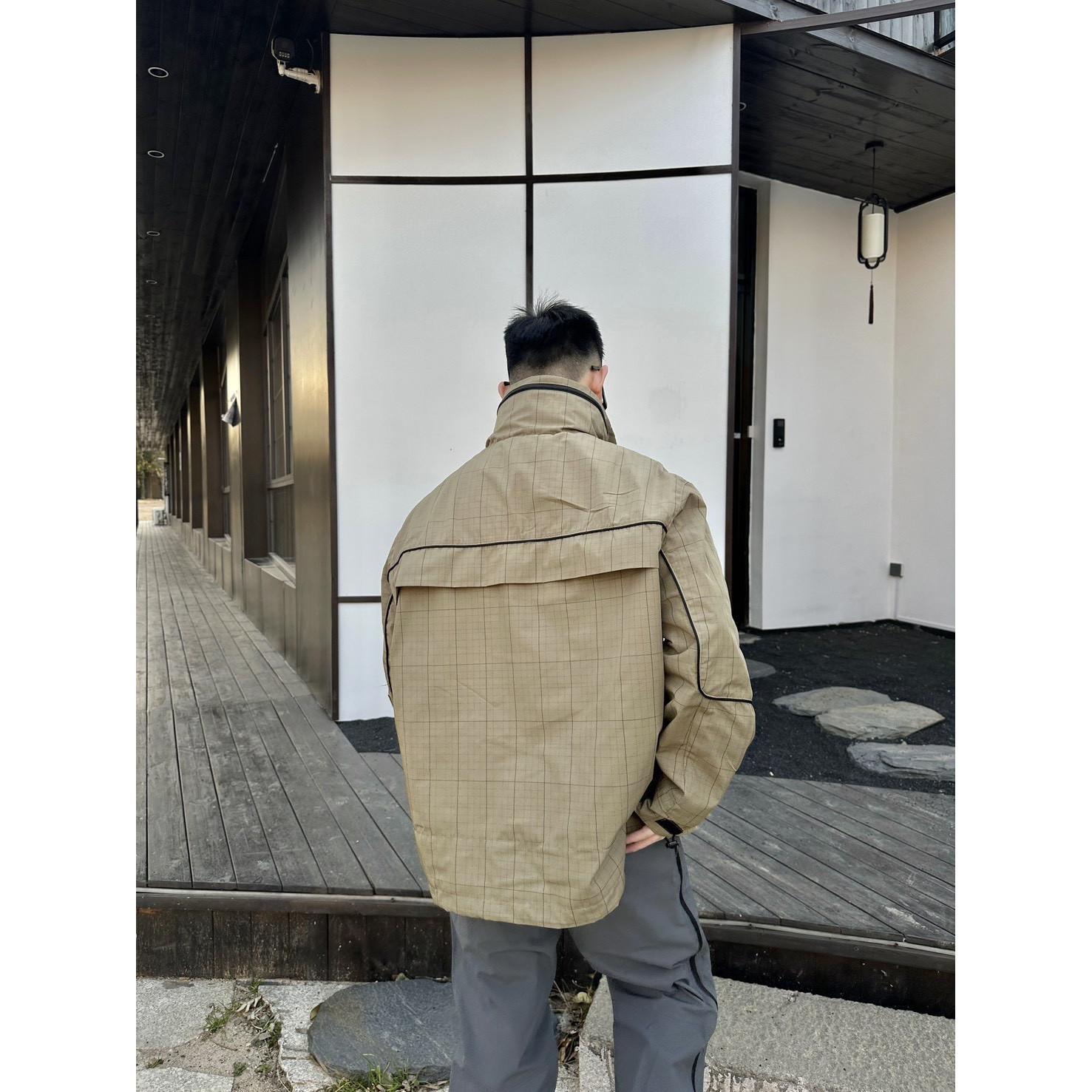 <p>Balenciaga 刺绣立领半拉链格纹夹克外套</p>