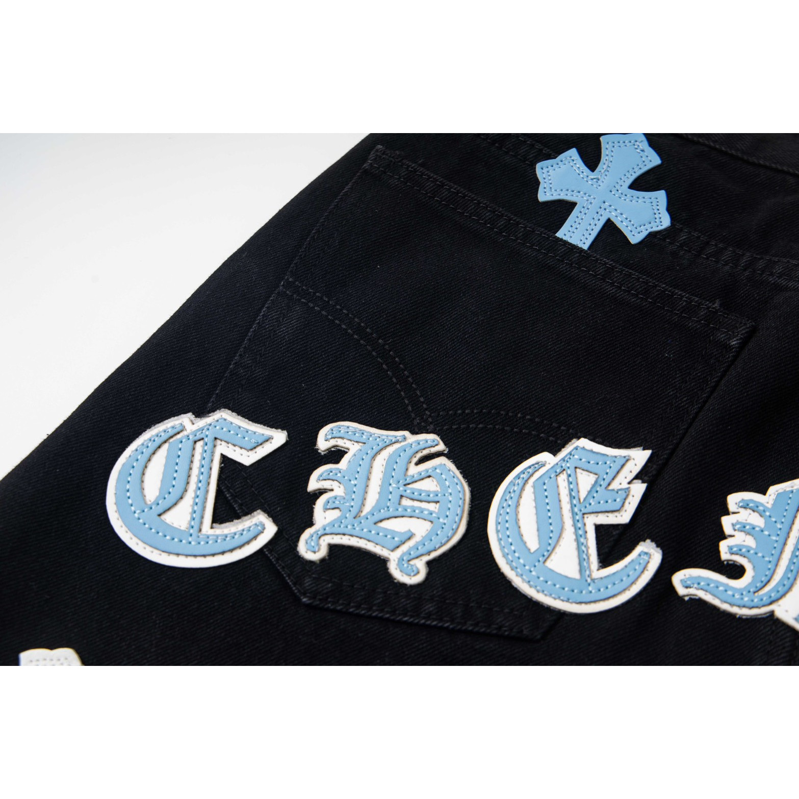 <p>CHROME HEARTS 黑裤梵文蓝白多皮牛仔裤(1801#)</p>