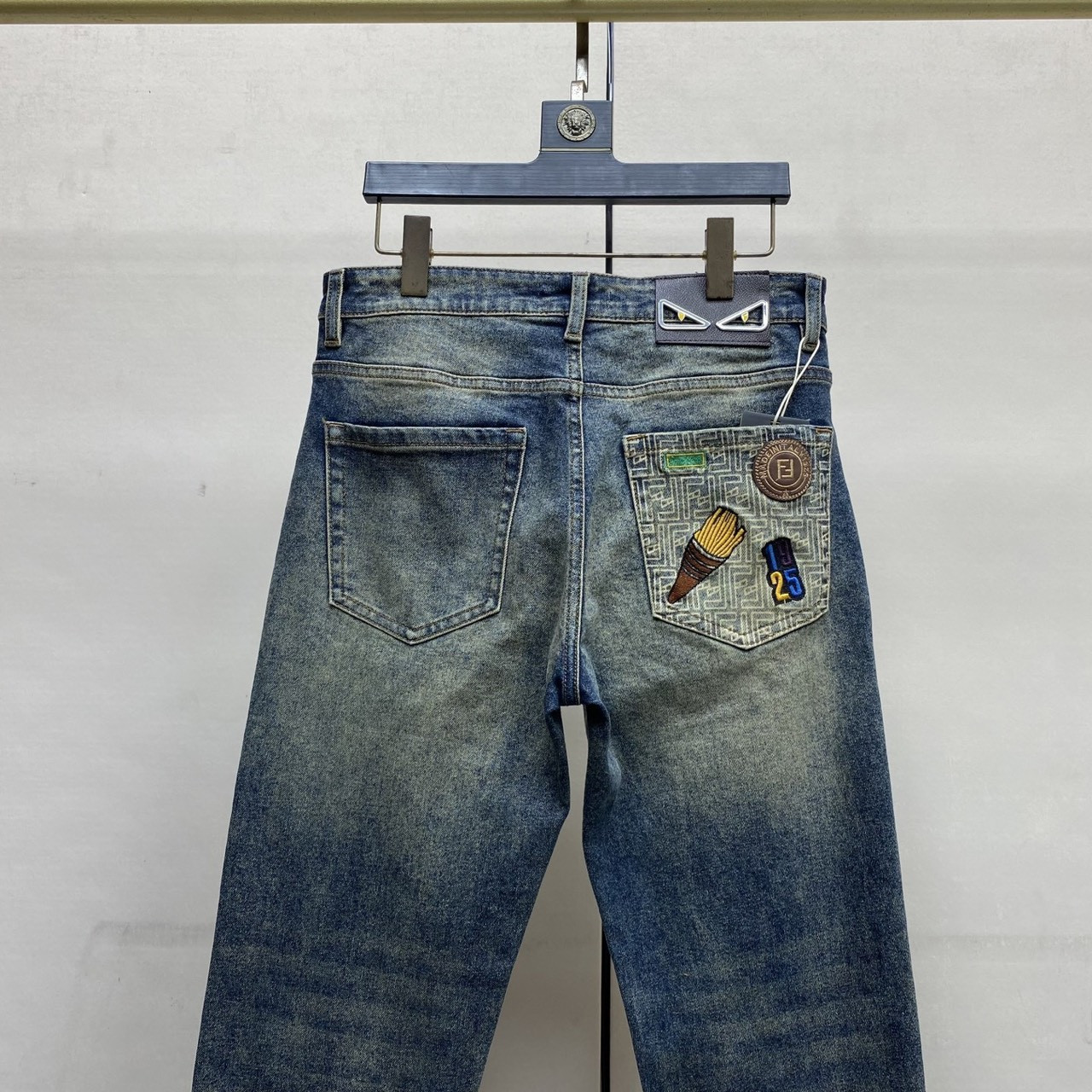 <p>FENDI 丹宁水洗牛仔褲</p>