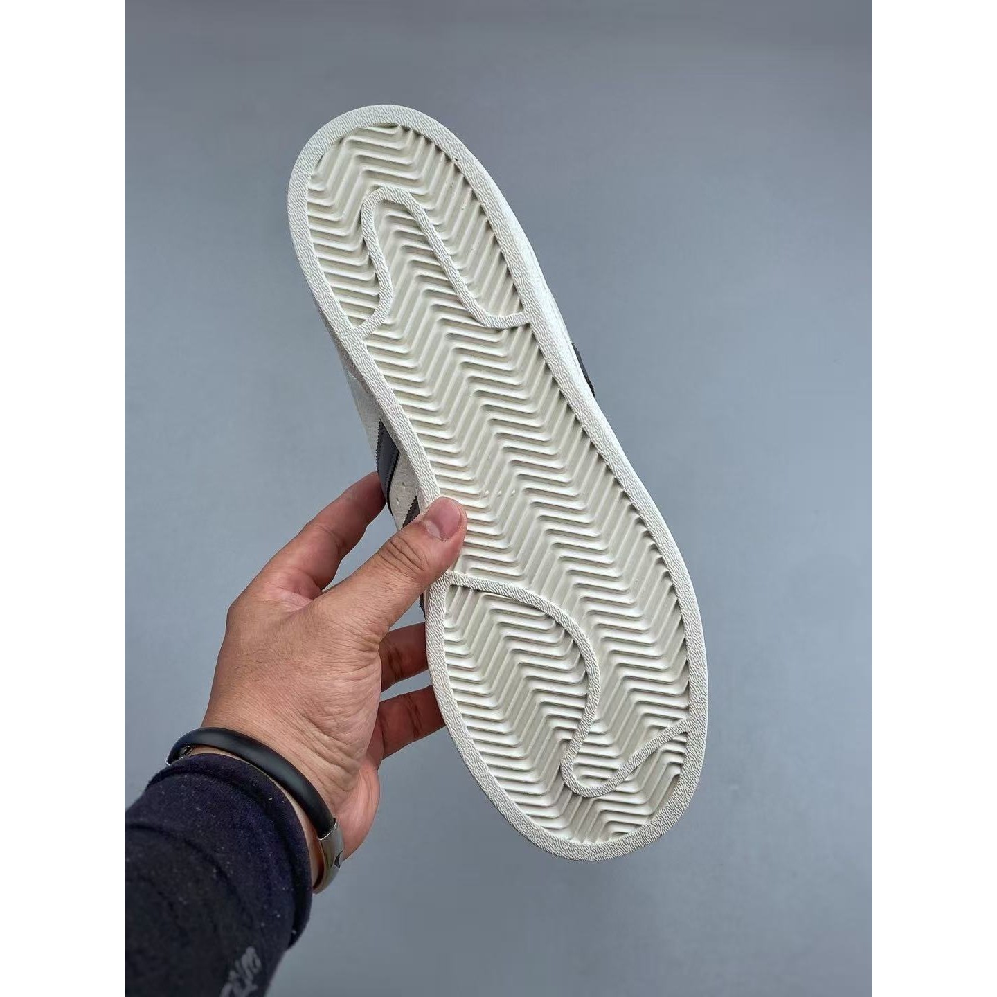 <p>Adidas 休闲运动板鞋(白灰)</p>