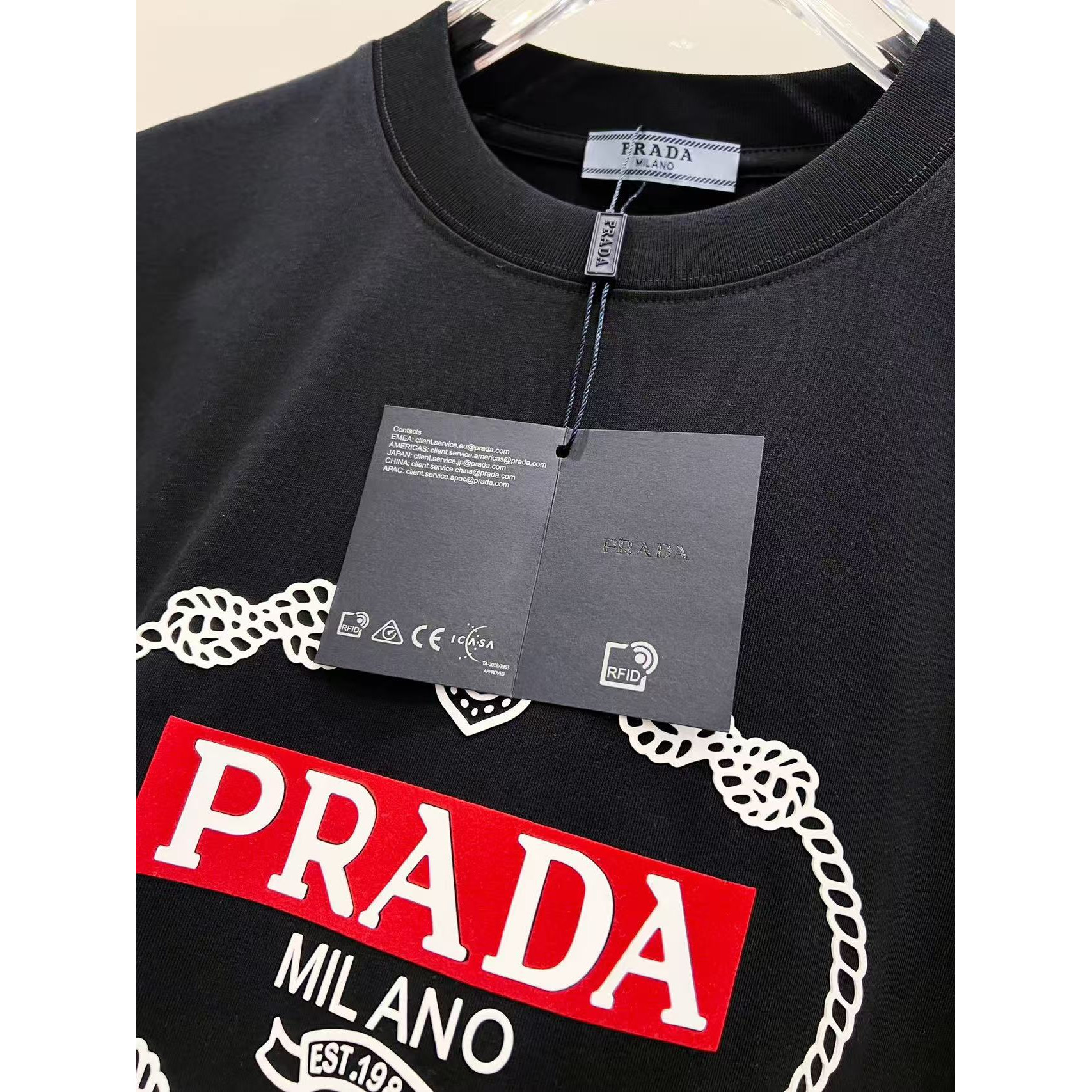 <p>PRADA 情侣休闲短袖T恤(黑)</p>