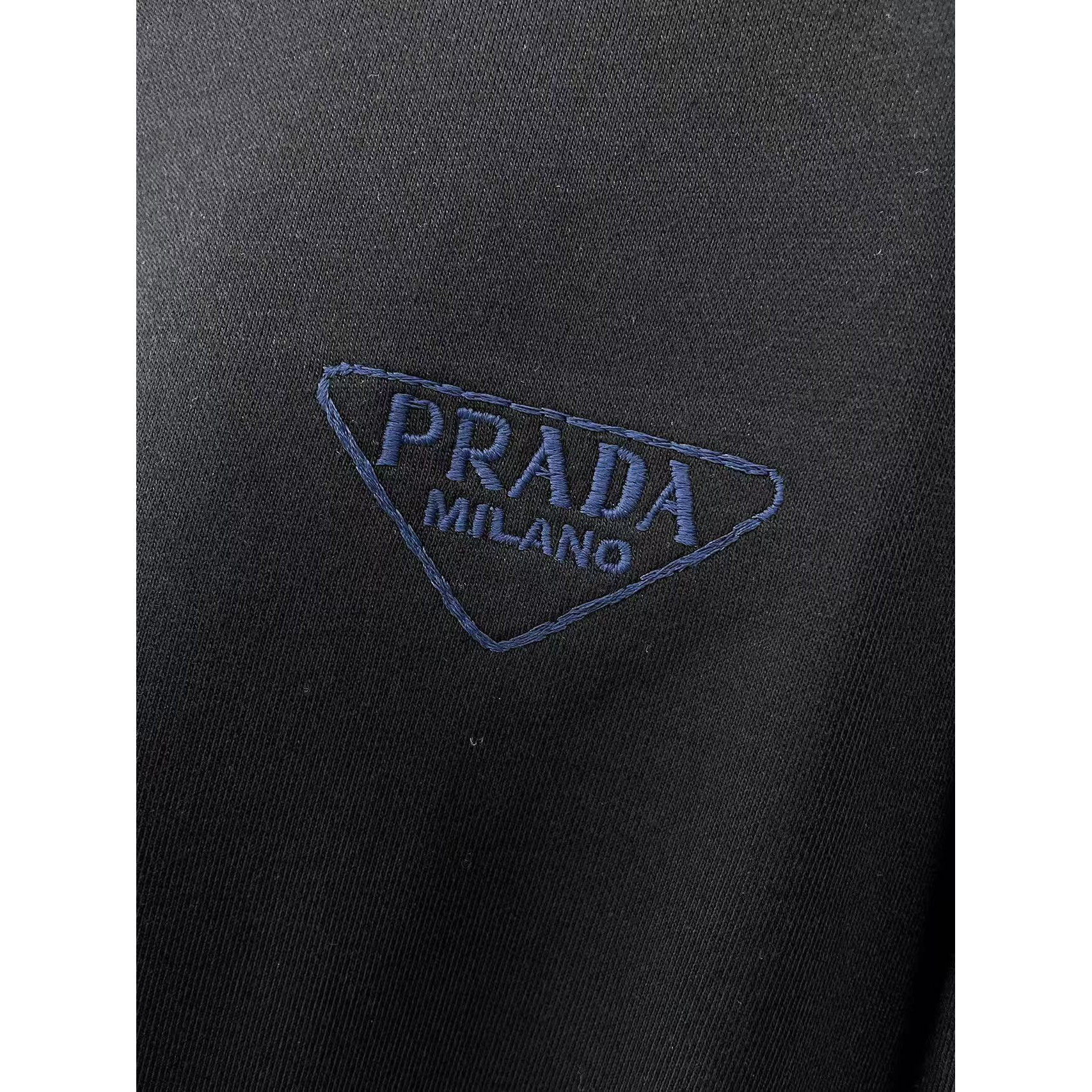 <p>PRADA&nbsp;圓領長袖T恤(黑)</p>