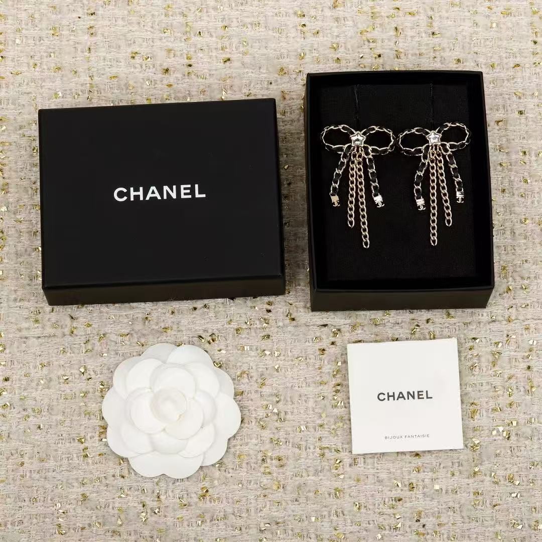 <p>CHANEL&nbsp;黑皮蝴蝶结流苏耳环</p>