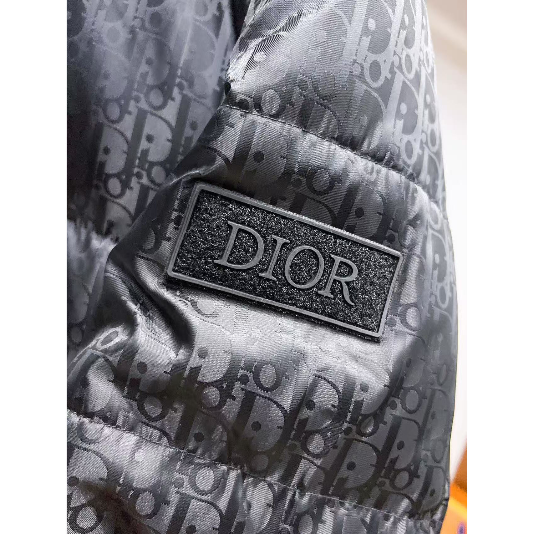 <p>DIOR&nbsp;秋冬新款羽绒服(黑)</p>