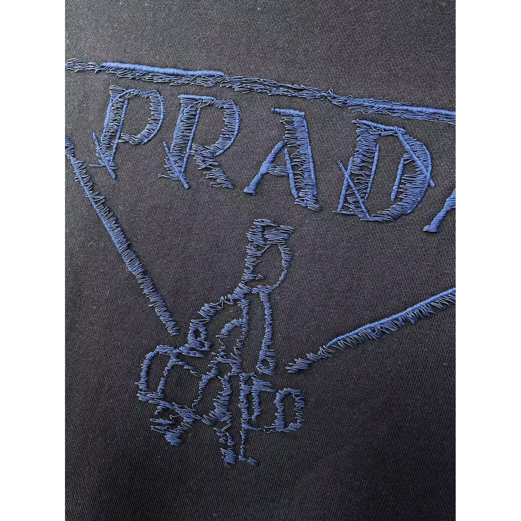 <p>PRADA&nbsp;圓領長袖T恤(黑)</p>