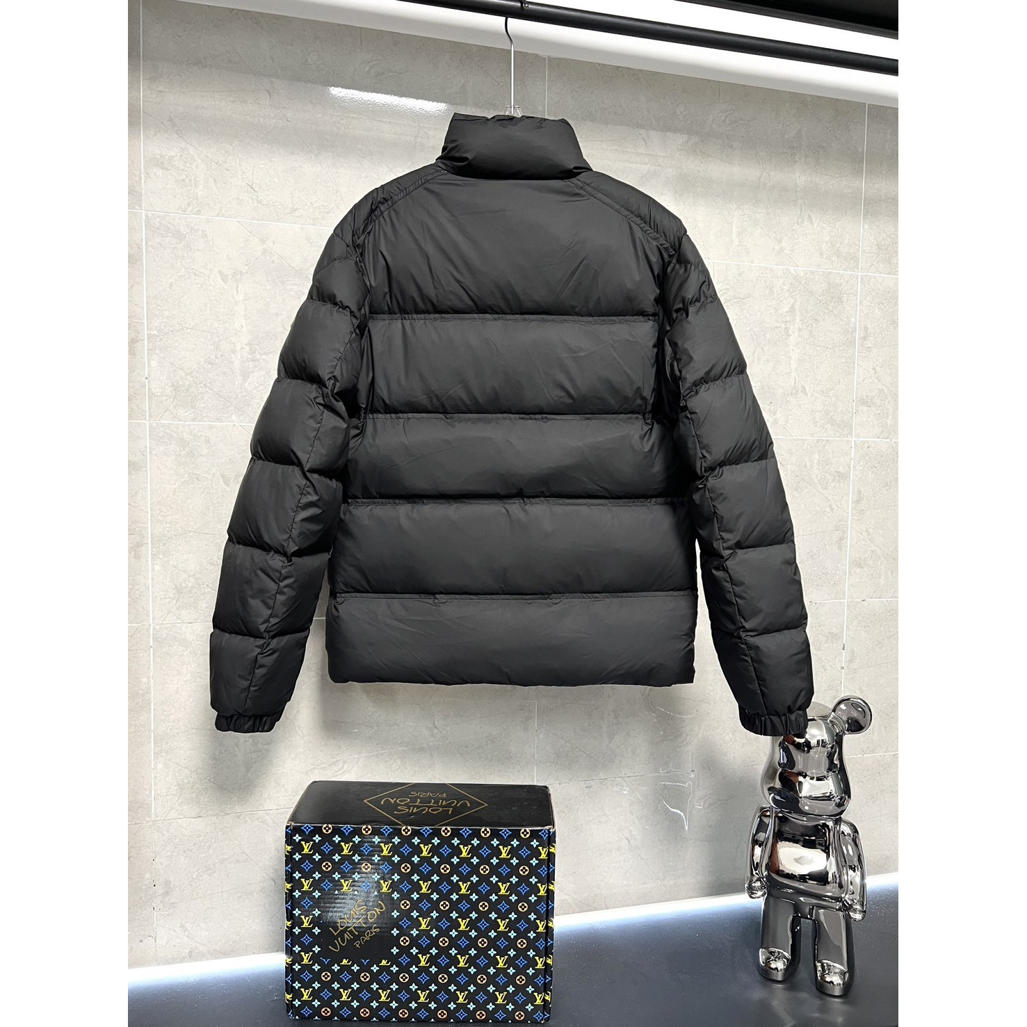 <p>Moncler 短款拉链立领长袖夹克(黑)</p>