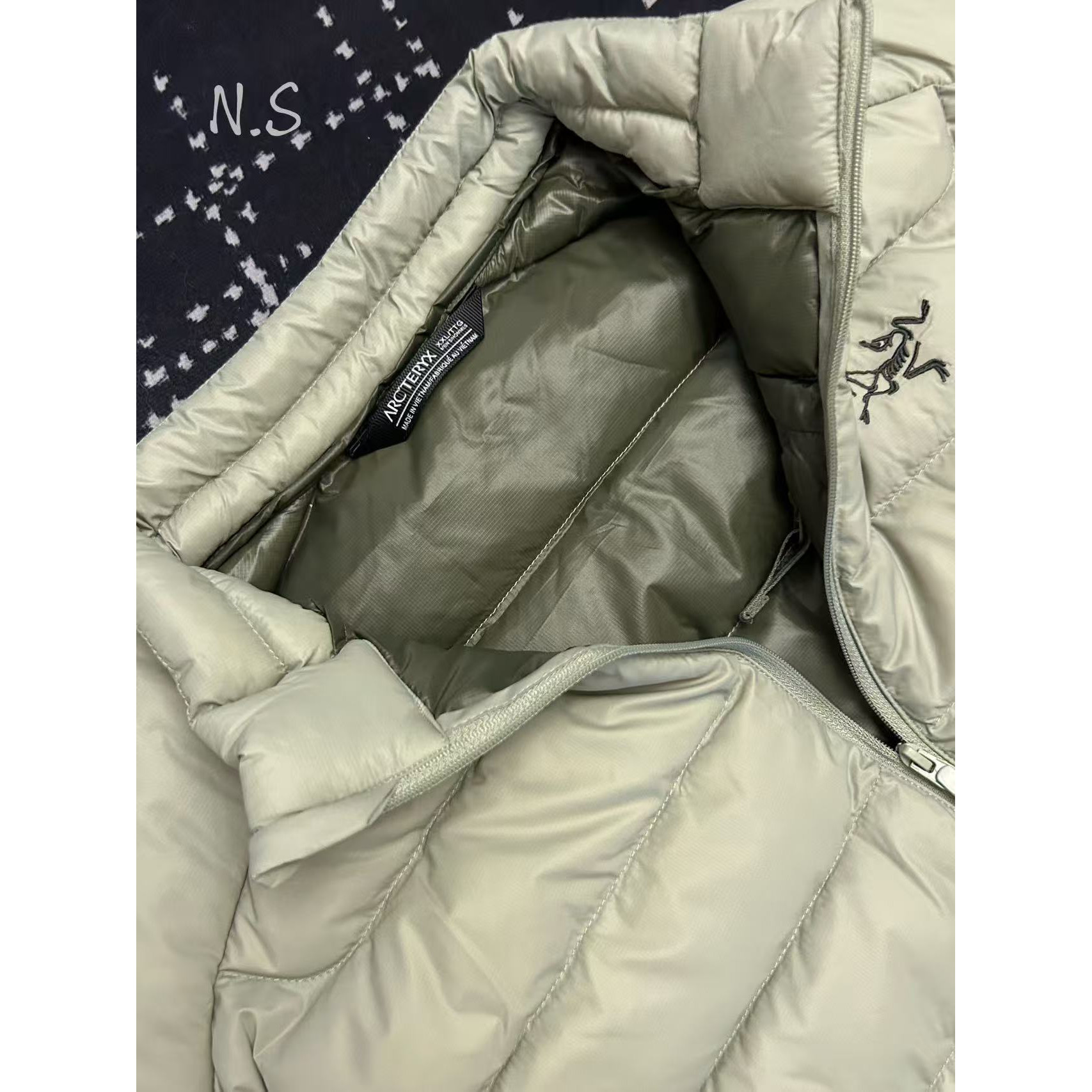 <p>Arc'teryx 立领鹅绒马甲(岩灰綠)</p>