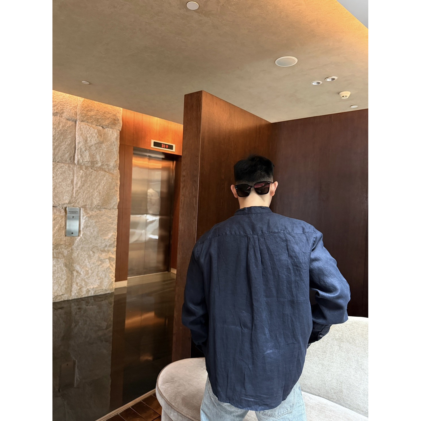 <p>Loro Piana&nbsp; 圆领亚麻衬衫<br />
&nbsp;</p>