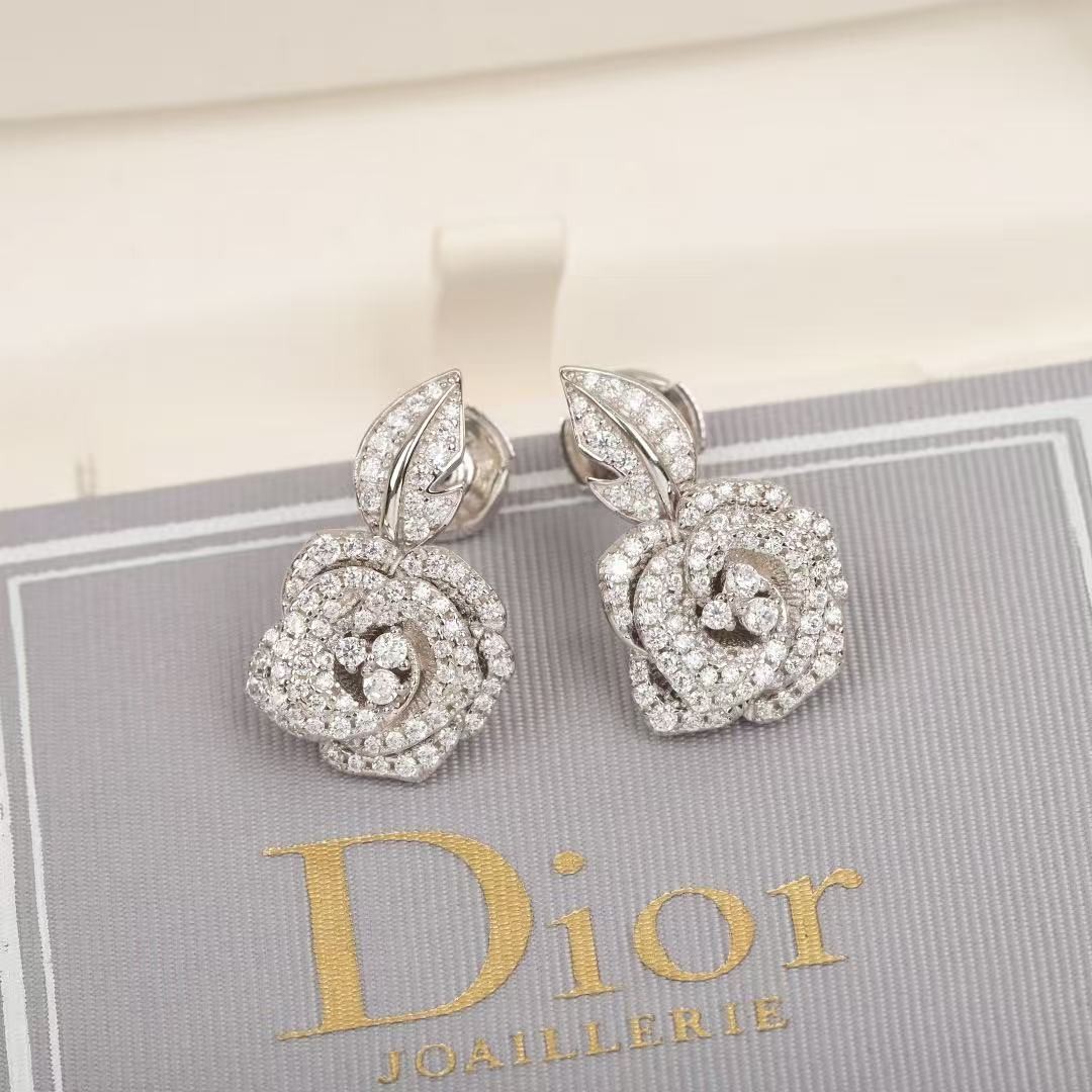 <p>&nbsp;DIOR&nbsp;玫瑰花耳环</p>