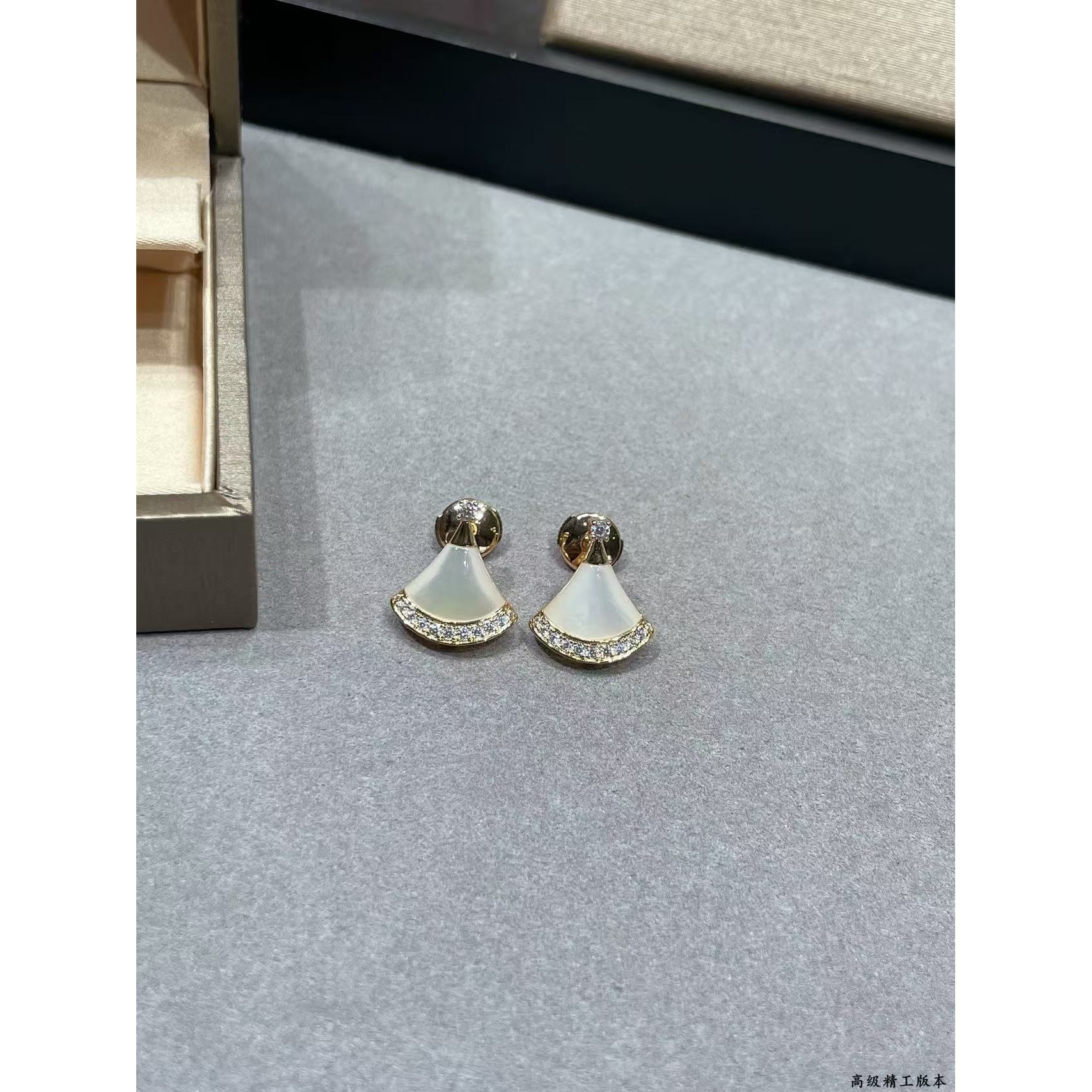 <p>BVLGARI&nbsp;贝母下摆钻裙子耳钉</p>