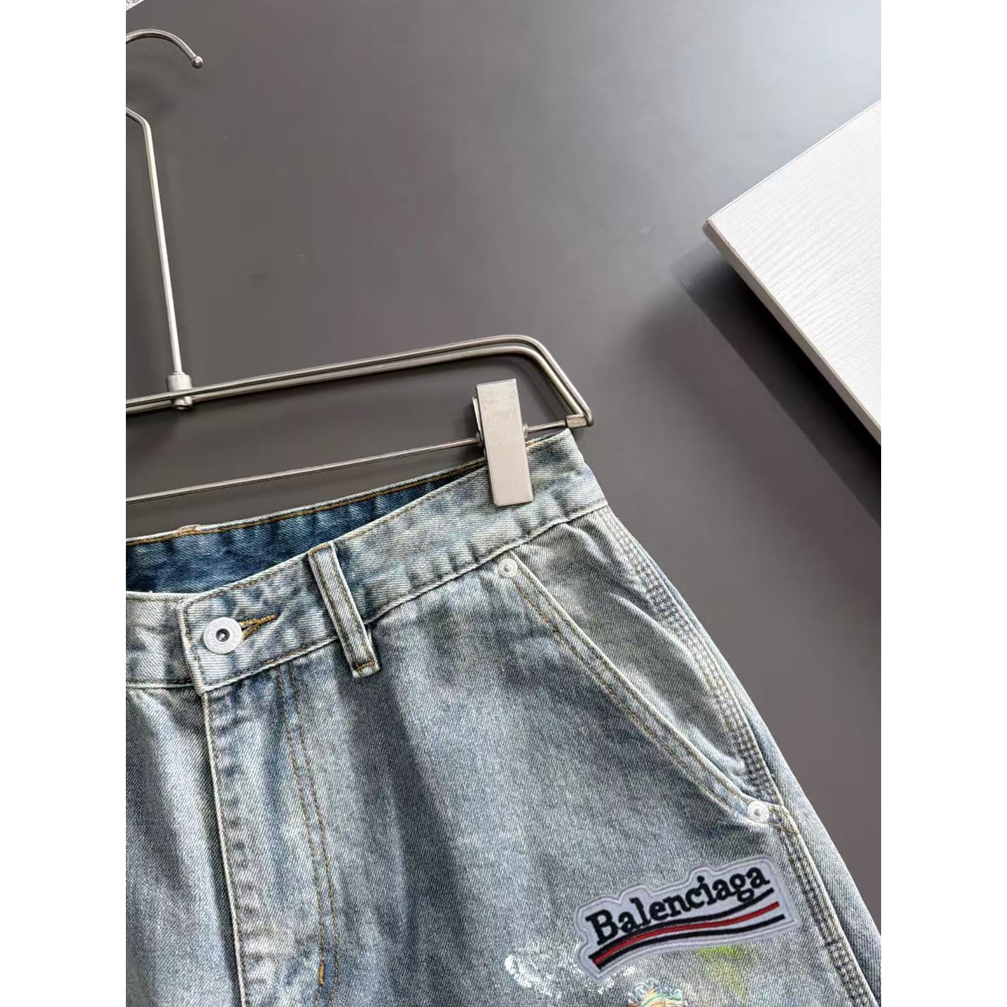 <p>Balenciaga 男士款重工直筒弯刀牛仔裤(藍)</p>
