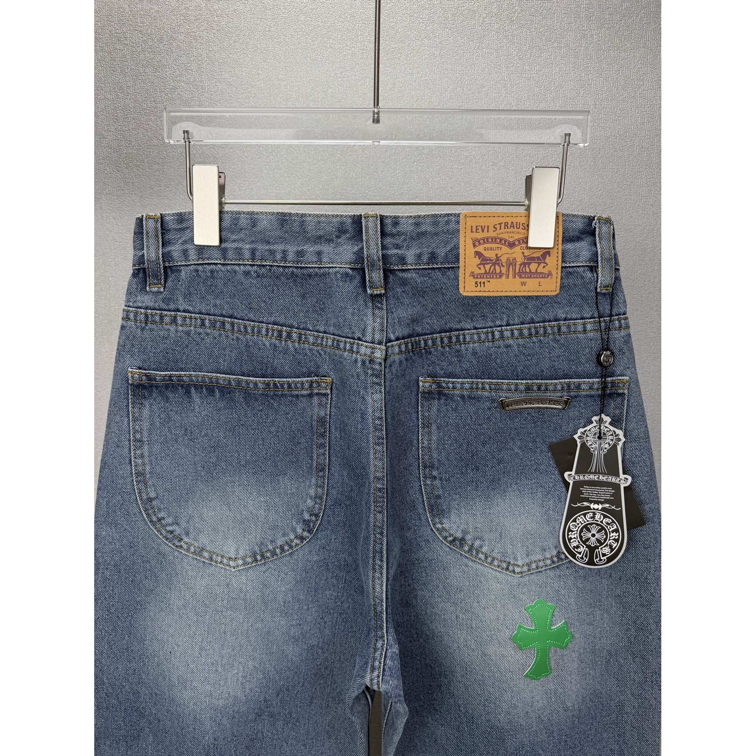 <p>CHROME HEARTS 红绿十字架拼皮情侣款水洗宽松牛仔裤</p>