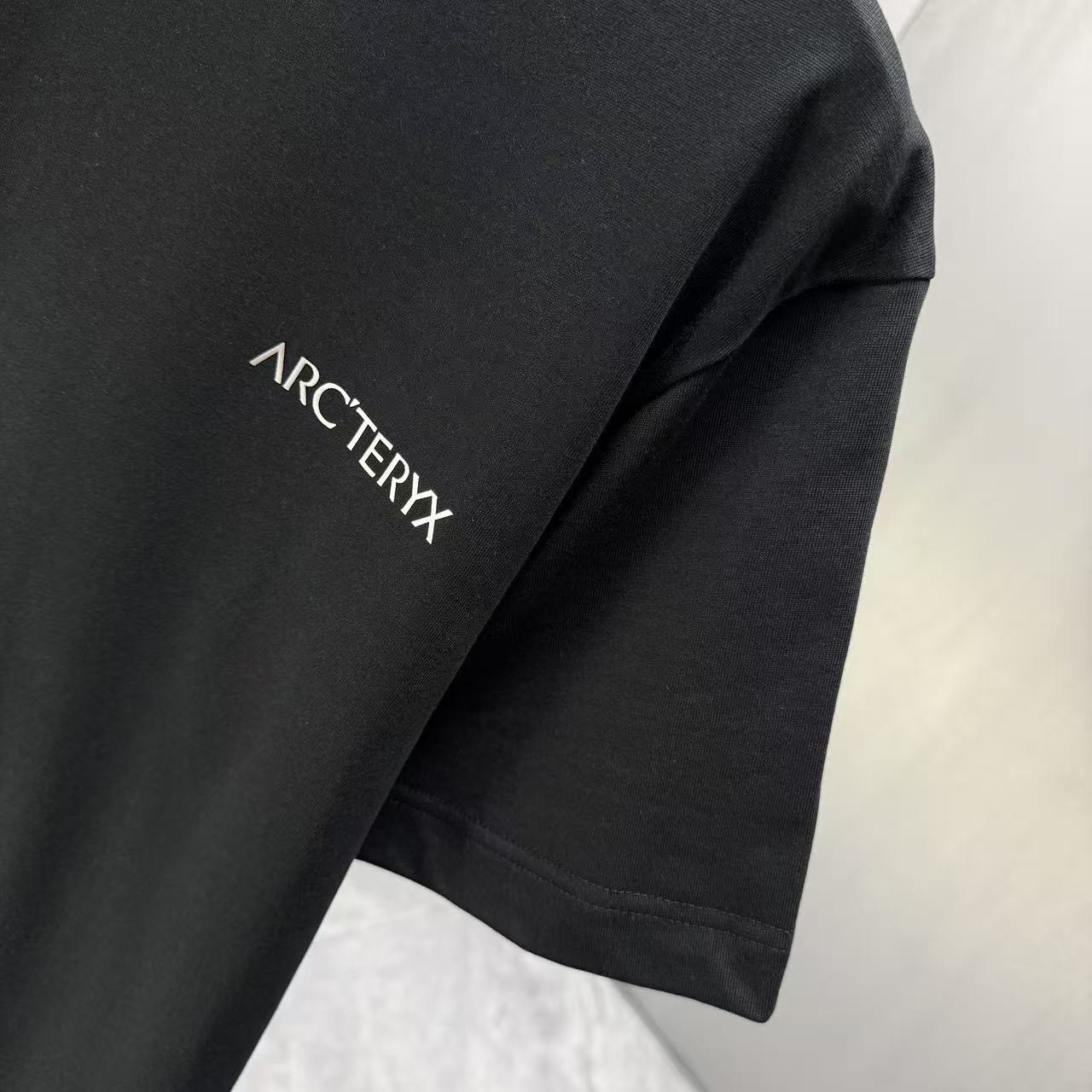 <p>Arc'teryx 短袖T恤(黑)</p>