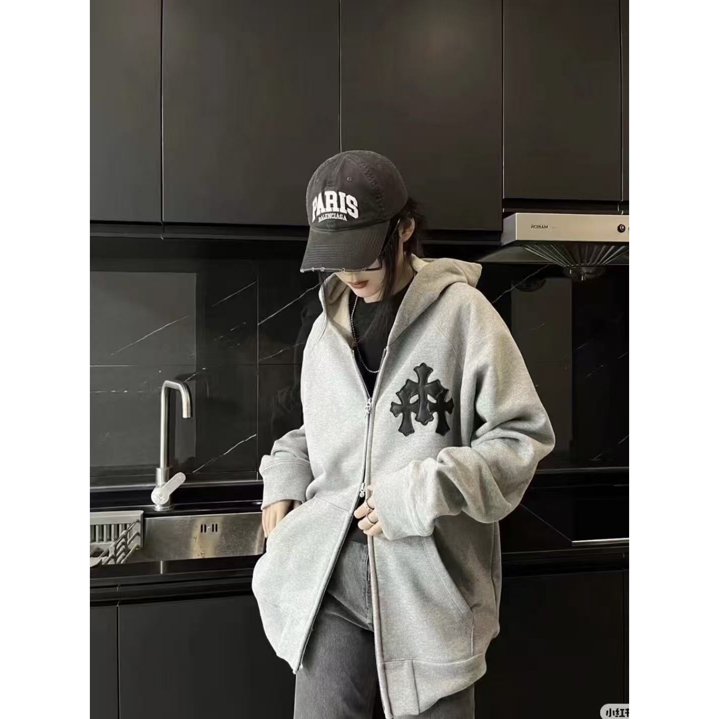 <p>CHROME HEARTS 三花十字架皮标拉链连帽外套(灰)</p>