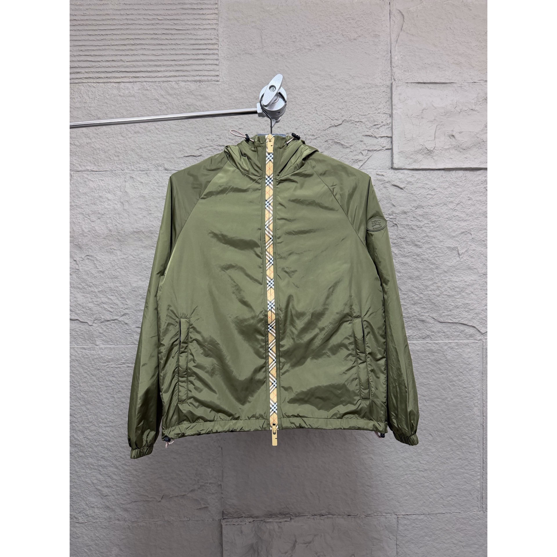<p>Burberry 硅胶印章尼龙连帽外套(雙面穿)</p>