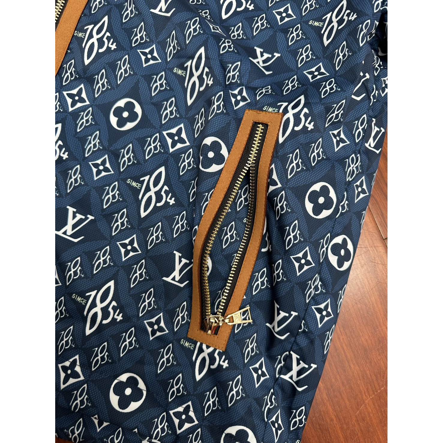<p>LOUIS VUITTON 满印老花连帽防风夹克</p>