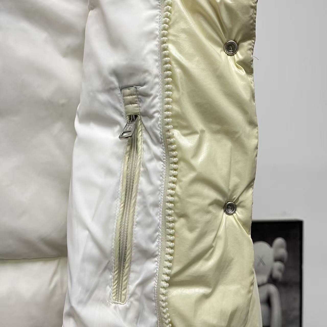 <p>Moncler 70周年双标连帽羽绒服(米白色)</p>
